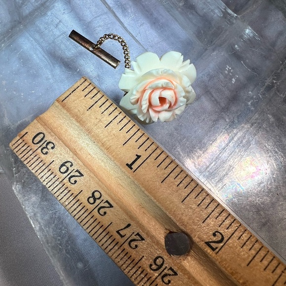 Vintage Pink Blush Ivory Rose Vintage Carved Tie Tack / Lapel Pin / Brooch - Picture 4 of 4